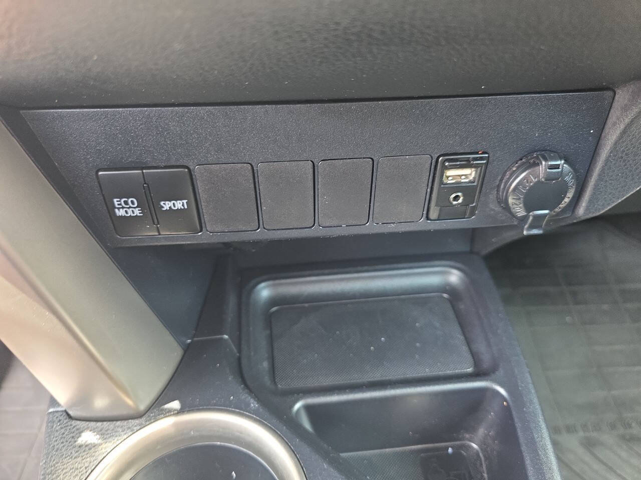 Used 2015 Toyota RAV4 LE AWD/4WD image 19