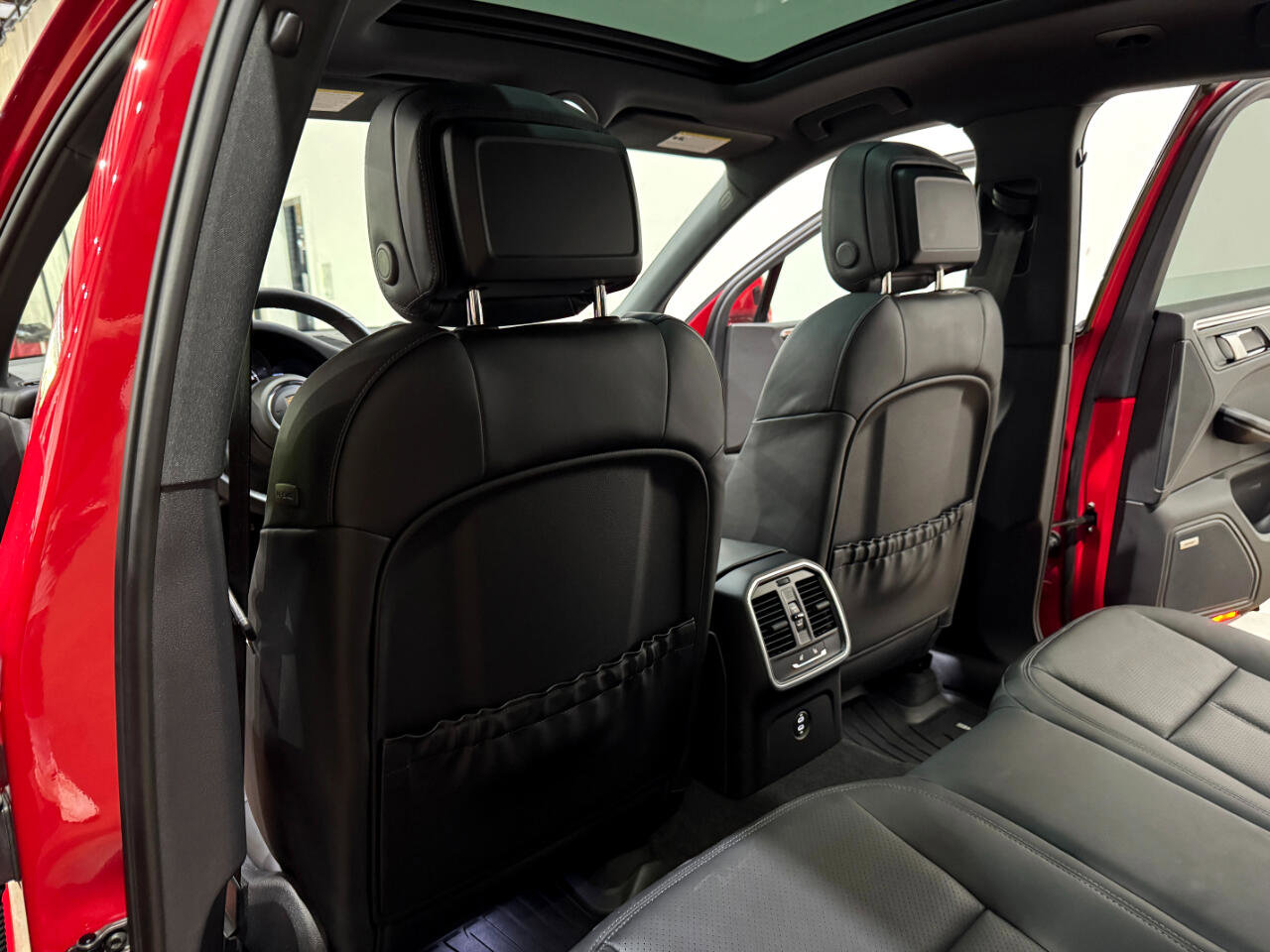 Used 2023 Porsche Macan image 16