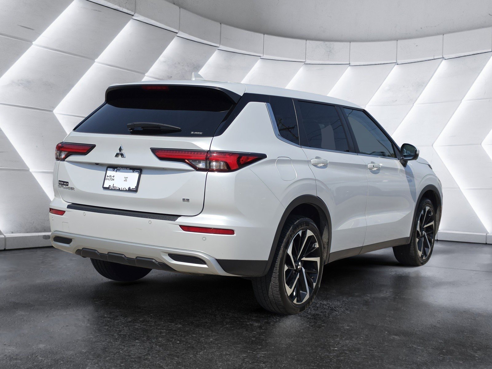 Used 2024 Mitsubishi Outlander SE image 3