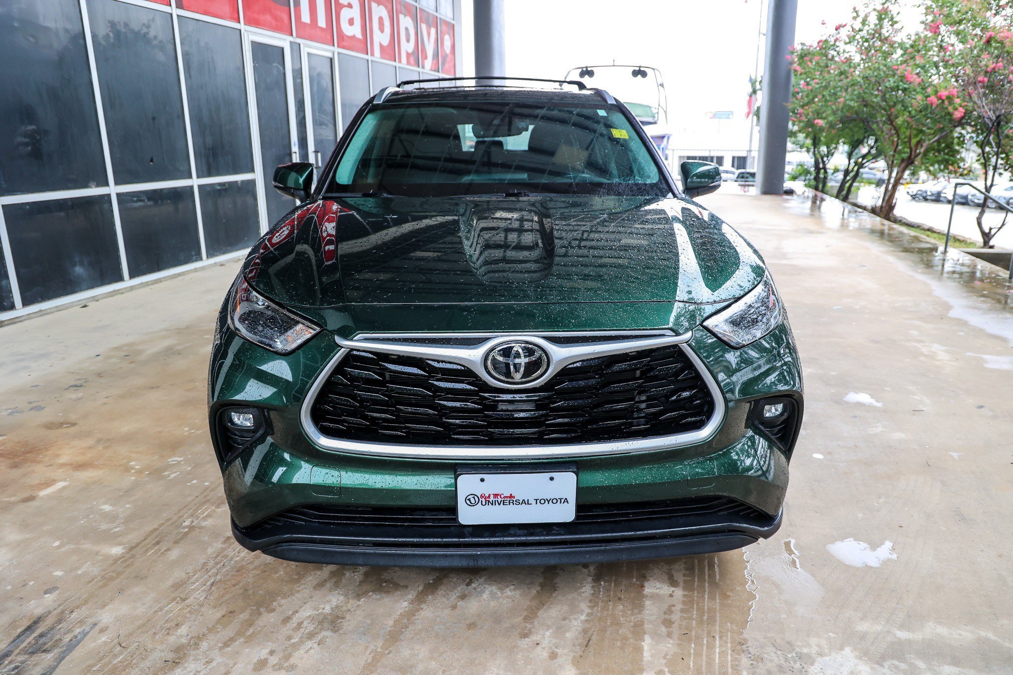 Used 2023 Toyota Highlander XLE FWD image 3