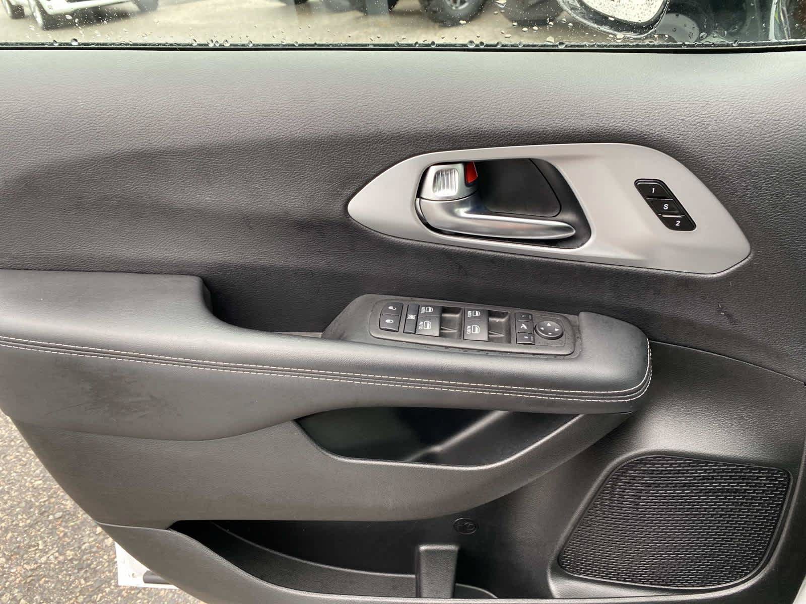 Used 2025 Chrysler Pacifica Limited FWD image 22