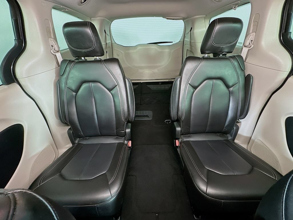 Used 2023 Chrysler Pacifica Touring-L FWD image 13