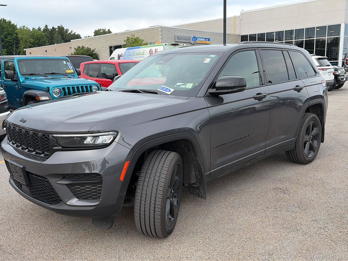 Used 2024 Jeep Grand Cherokee Altitude AWD/4WD image 4