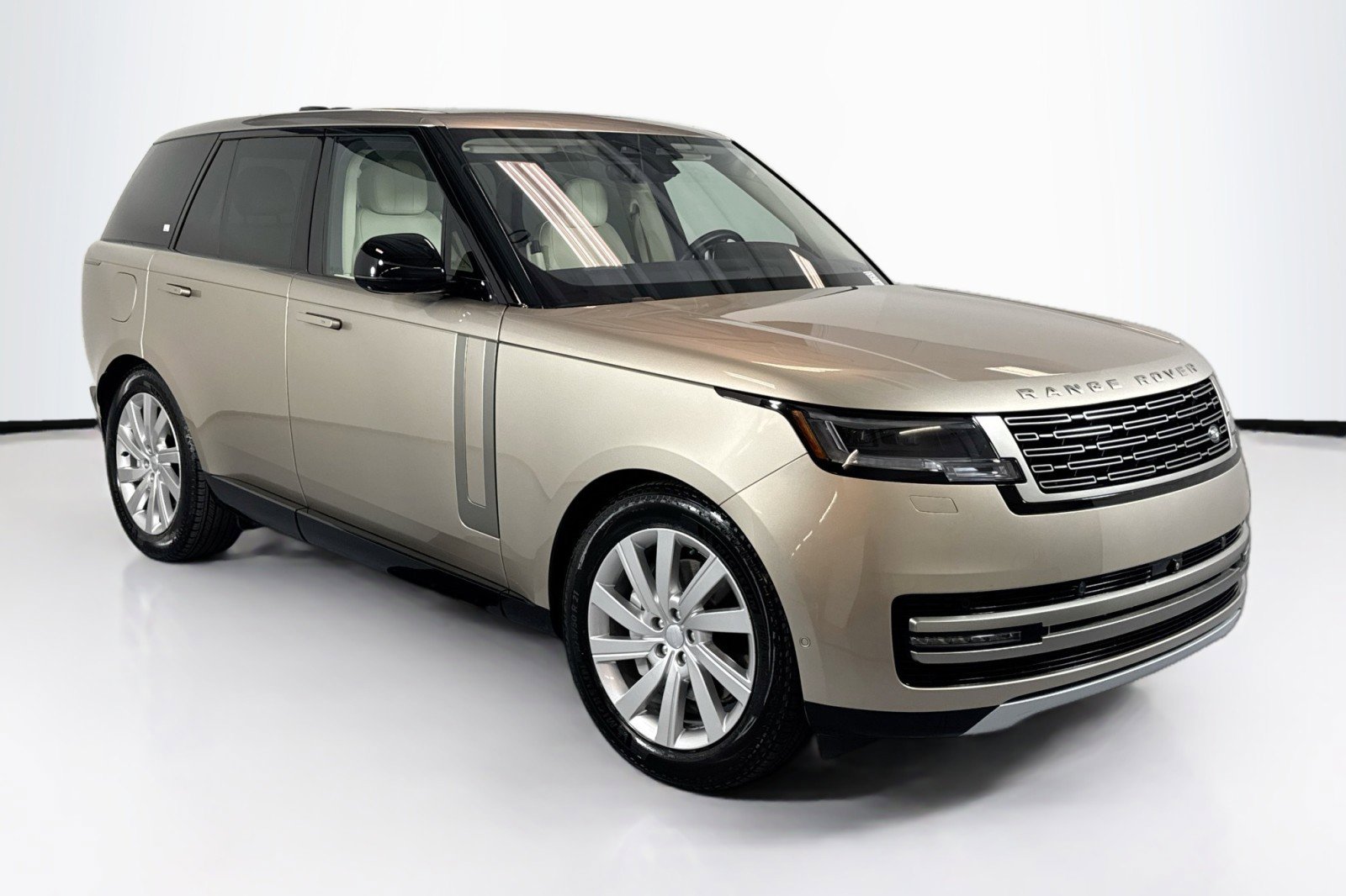 Used 2023 Land Rover Range Rover SE image 3