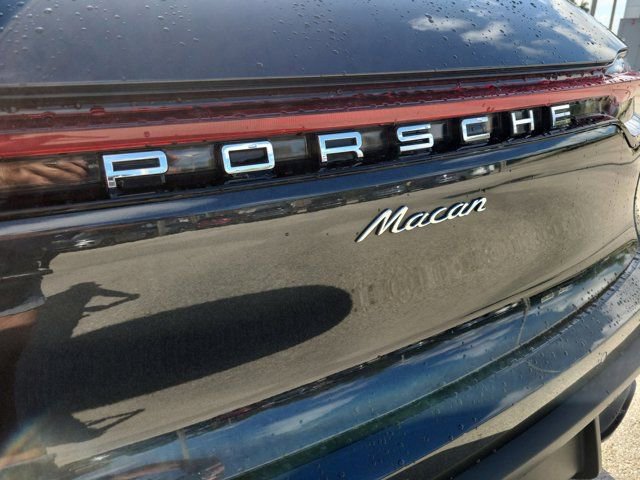 Used 2024 Porsche Macan image 10