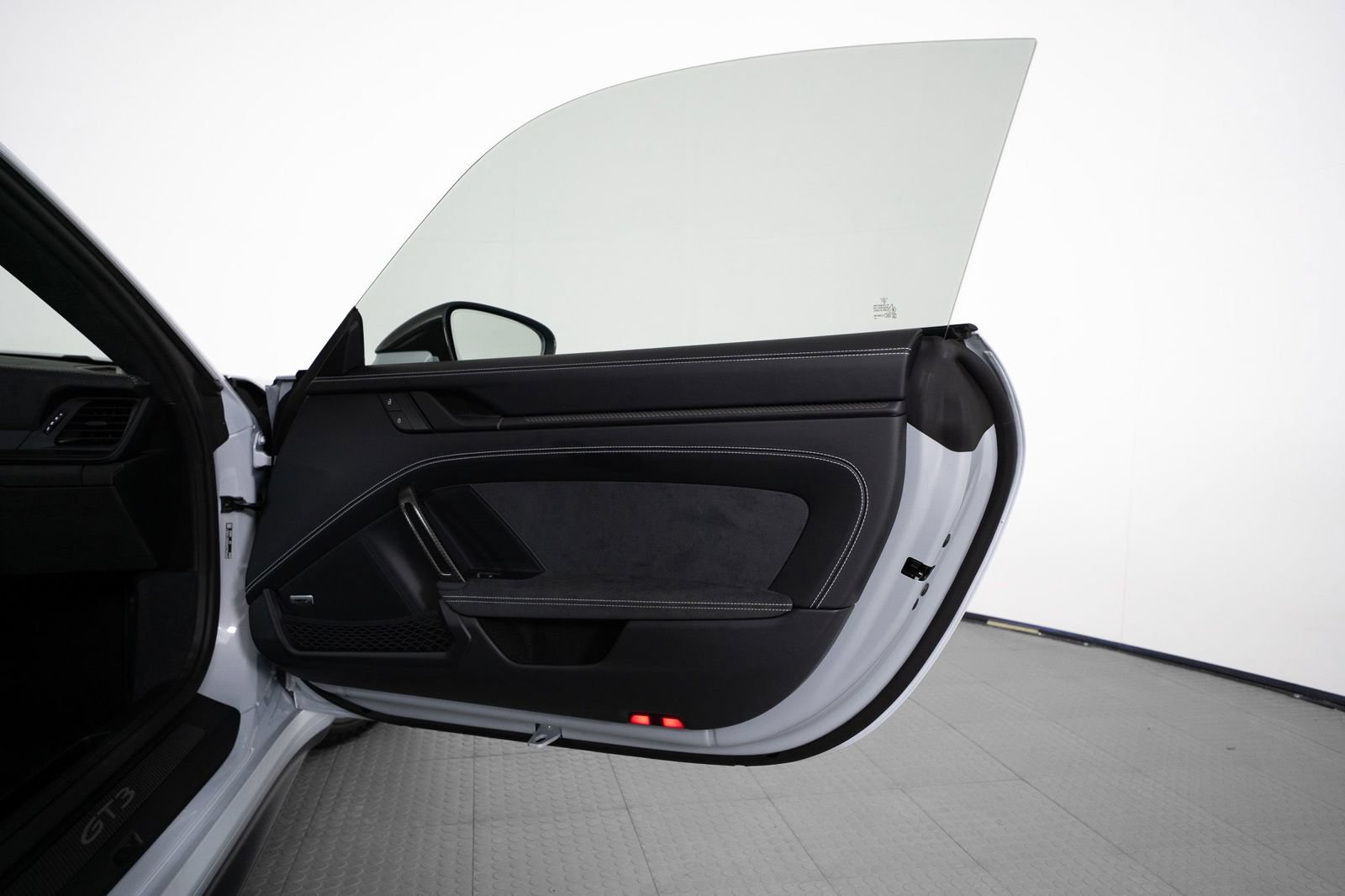 Used 2025 Porsche 911 GT3 RWD image 45