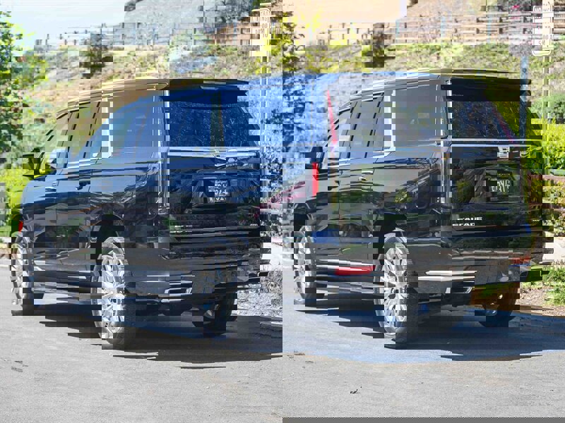 Used 2024 Cadillac Escalade ESV Premium Luxury image 4