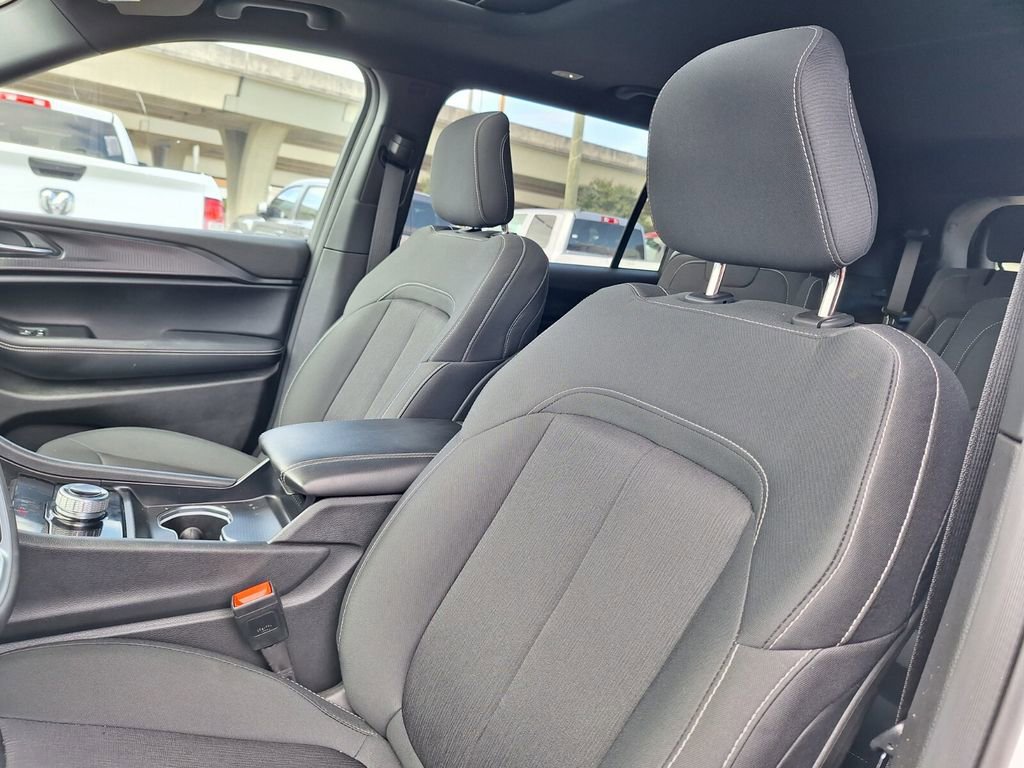 Used 2025 Jeep Grand Cherokee L Laredo w/ Luxury Tech Group I image 11