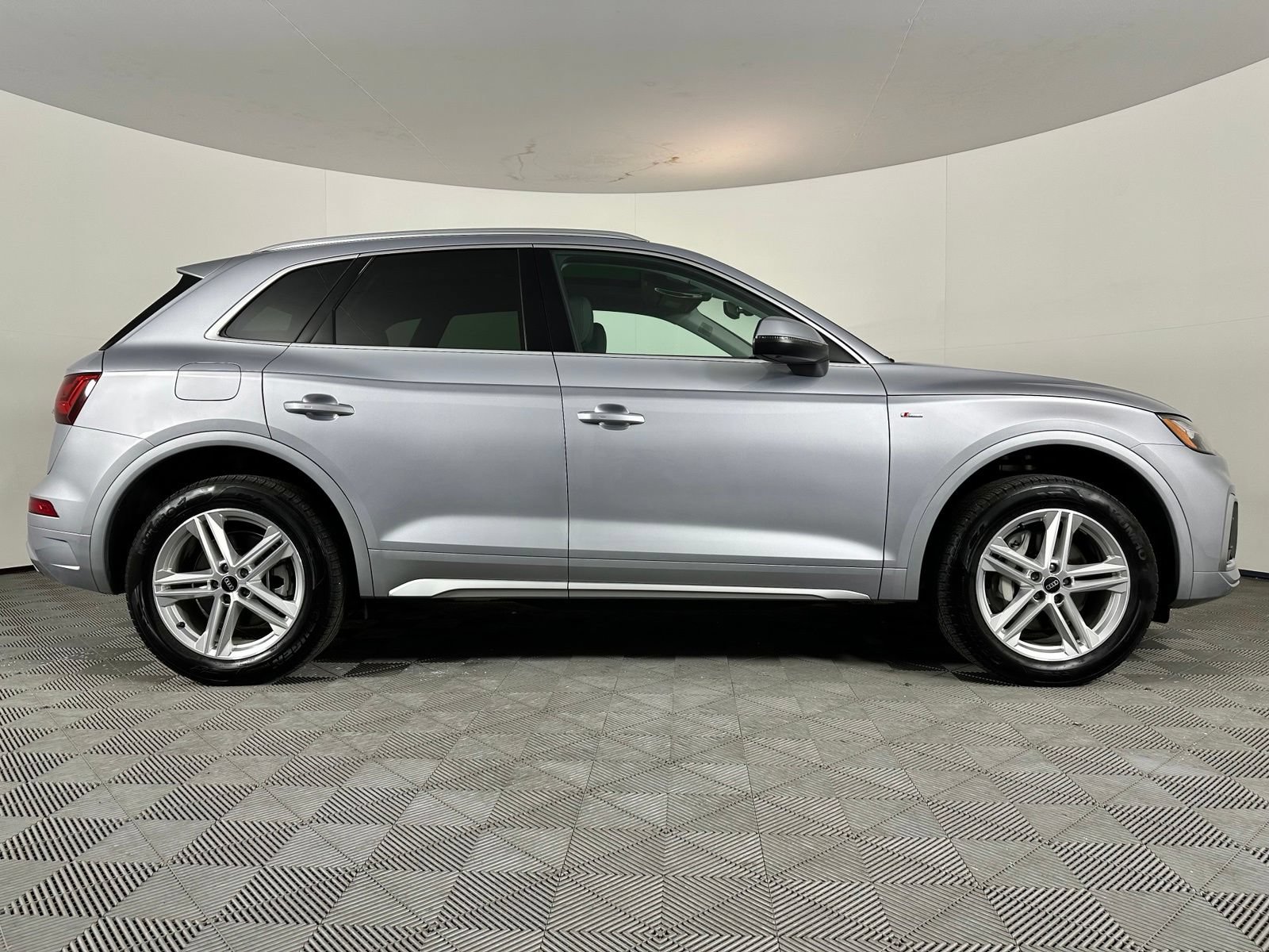 Used 2024 Audi Q5 e Premium Plus AWD/4WD image 28