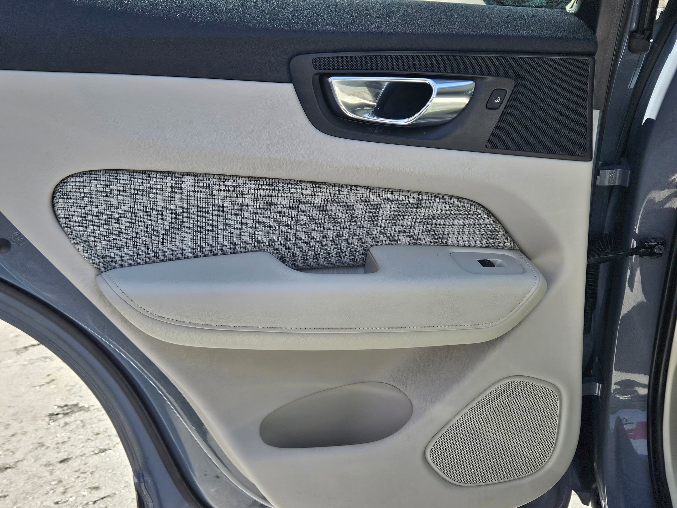 Used 2022 Volvo XC60 B5 Momentum image 24