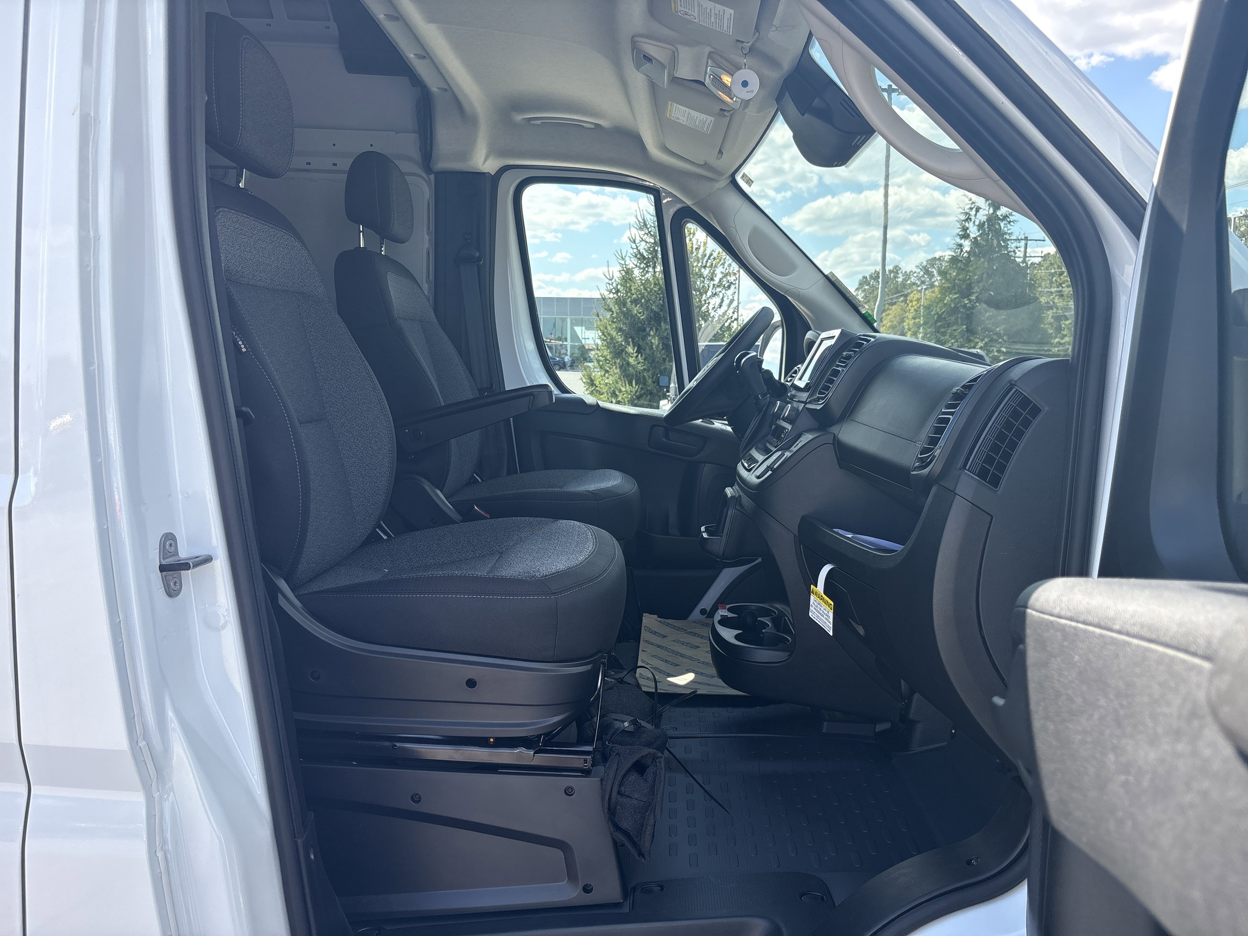 New 2025 RAM ProMaster 2500 w/ Convenience Group FWD image 9