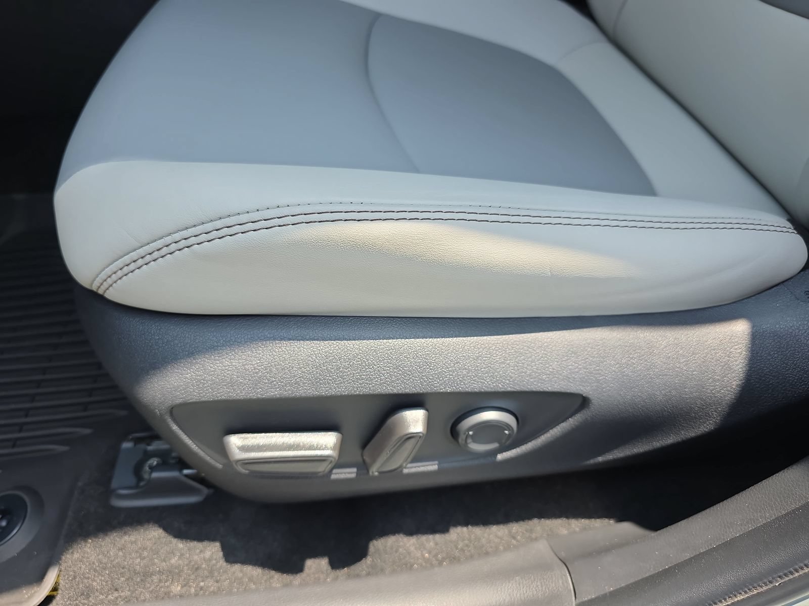 Used 2023 Toyota RAV4 XLE Premium FWD image 28