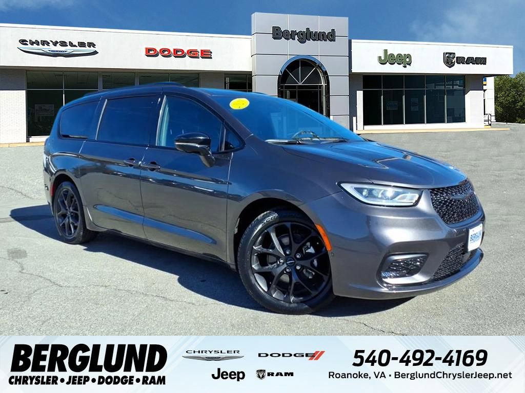 Used 2023 Chrysler Pacifica Limited w/ Uconnect Theater Family Group
