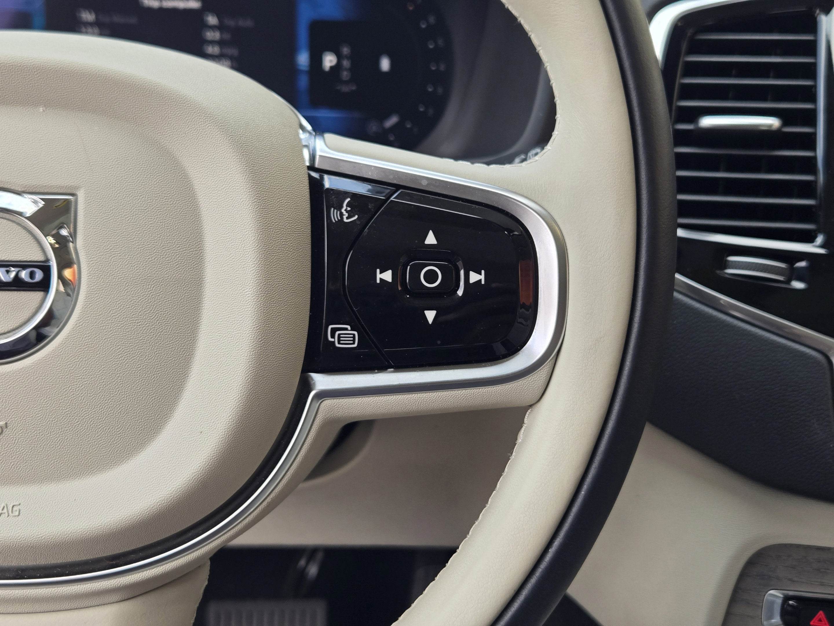 Certified 2025 Volvo XC90 B6 Ultra w/ Protection Package Premier AWD/4WD image 28