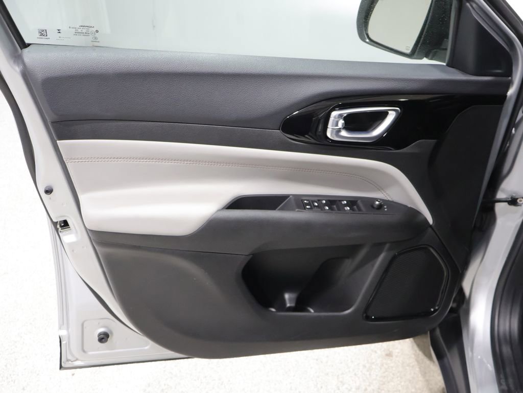 Used 2025 Jeep Compass Limited image 13