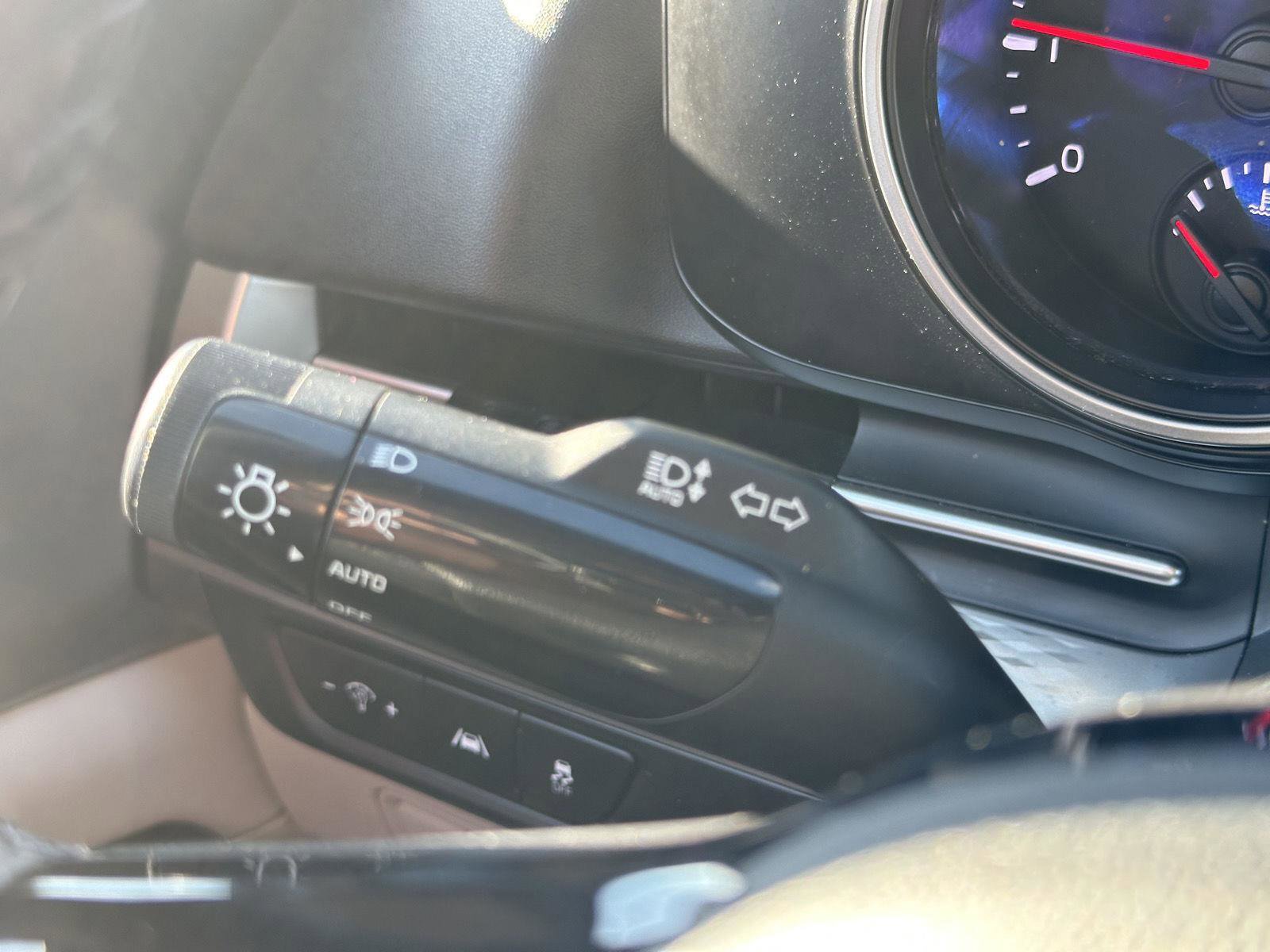 Used 2023 Kia Carnival LX w/ Paint Protection Package image 18