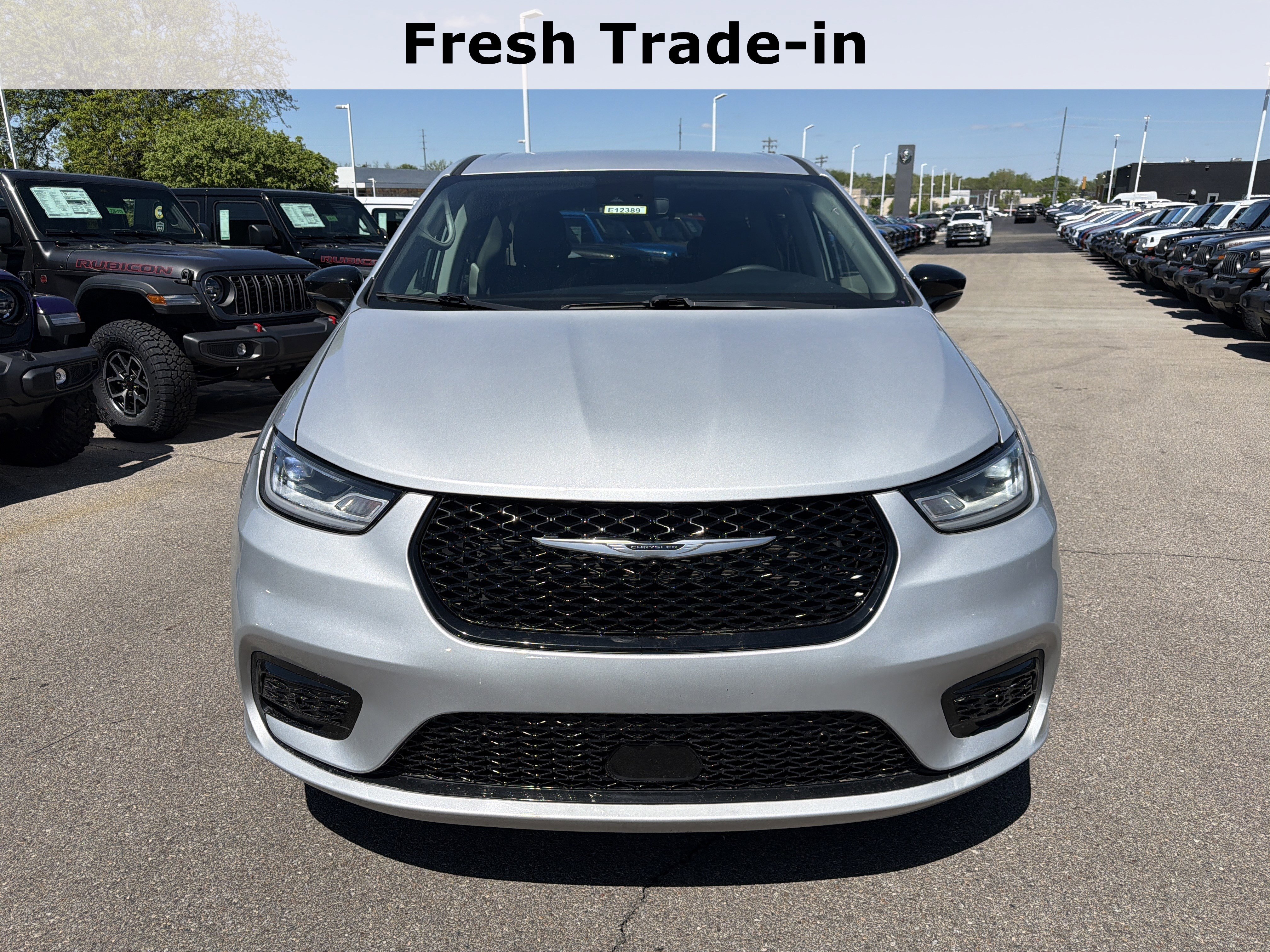 Used 2024 Chrysler Pacifica Touring-L FWD image 3