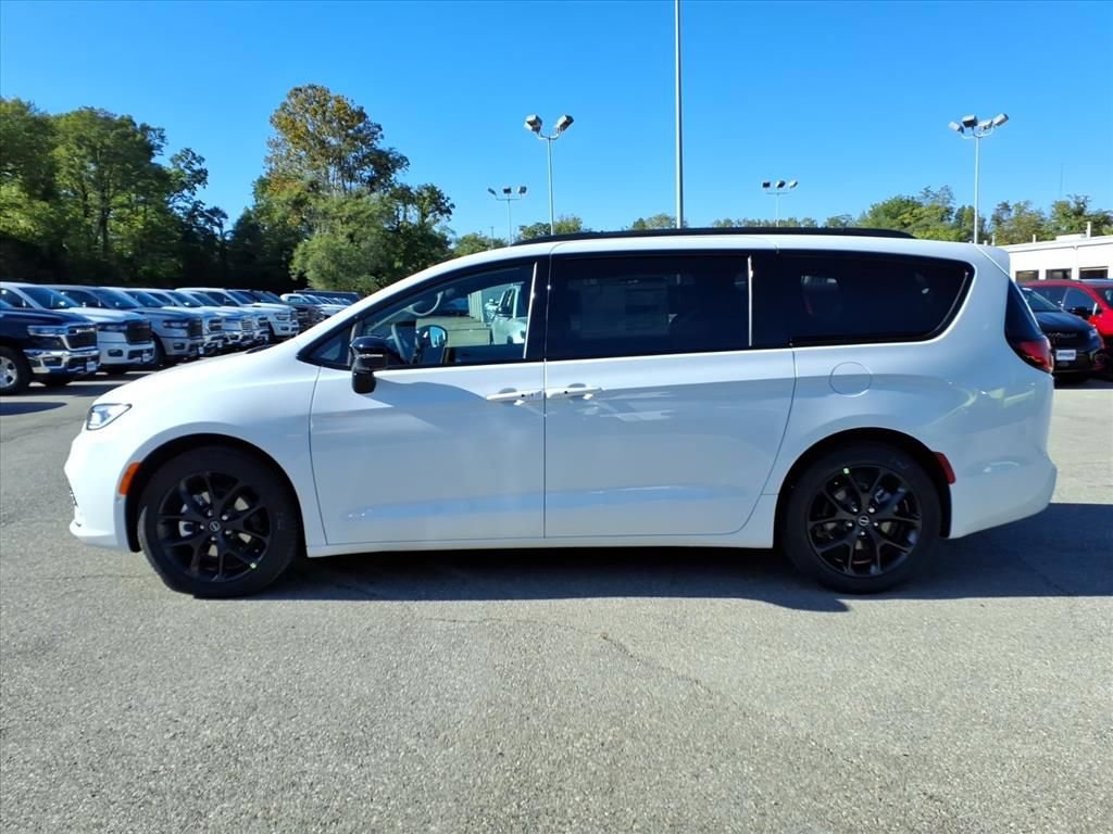 New 2026 Chrysler Pacifica Select w/ S Appearance Package FWD image 7