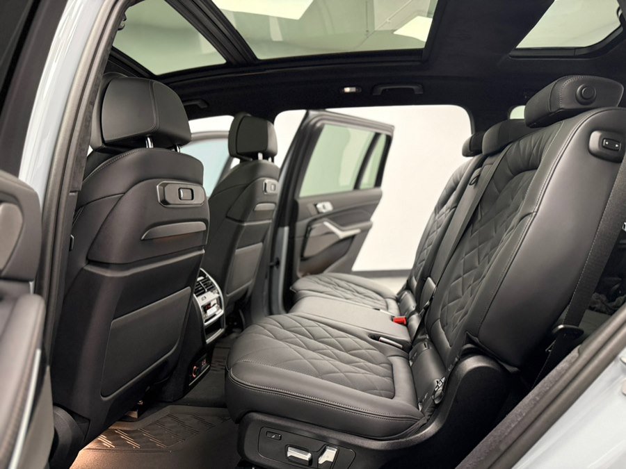 Used 2026 BMW X7 xDrive40i w/ Executive Package image 40