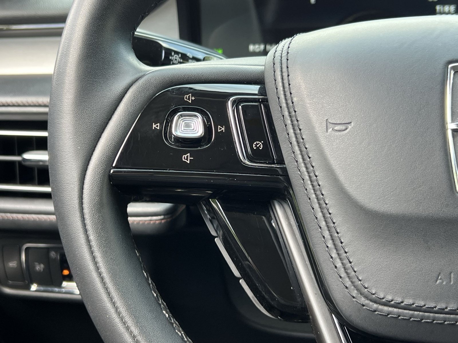 Used 2022 Lincoln Aviator AWD w/ Premium Package image 36