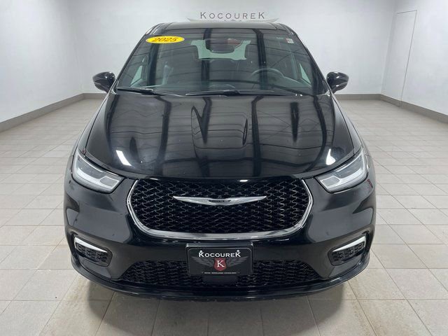 Used 2025 Chrysler Pacifica Select image 2