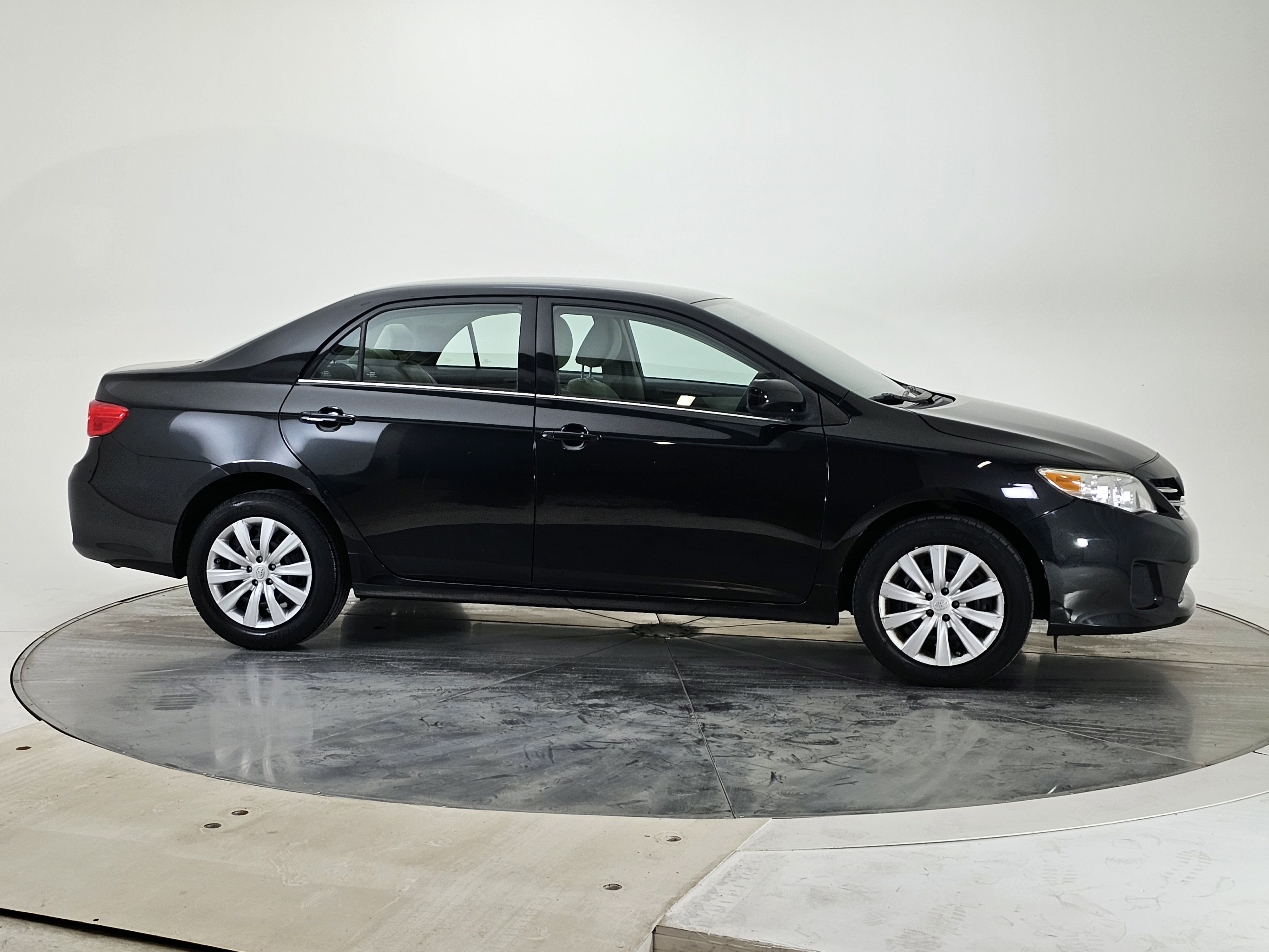 Used 2013 Toyota Corolla LE image 2