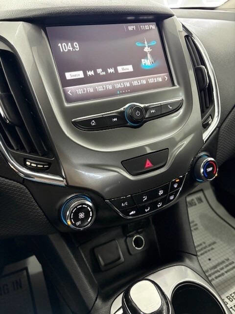 Used 2017 Chevrolet Cruze LT image 11