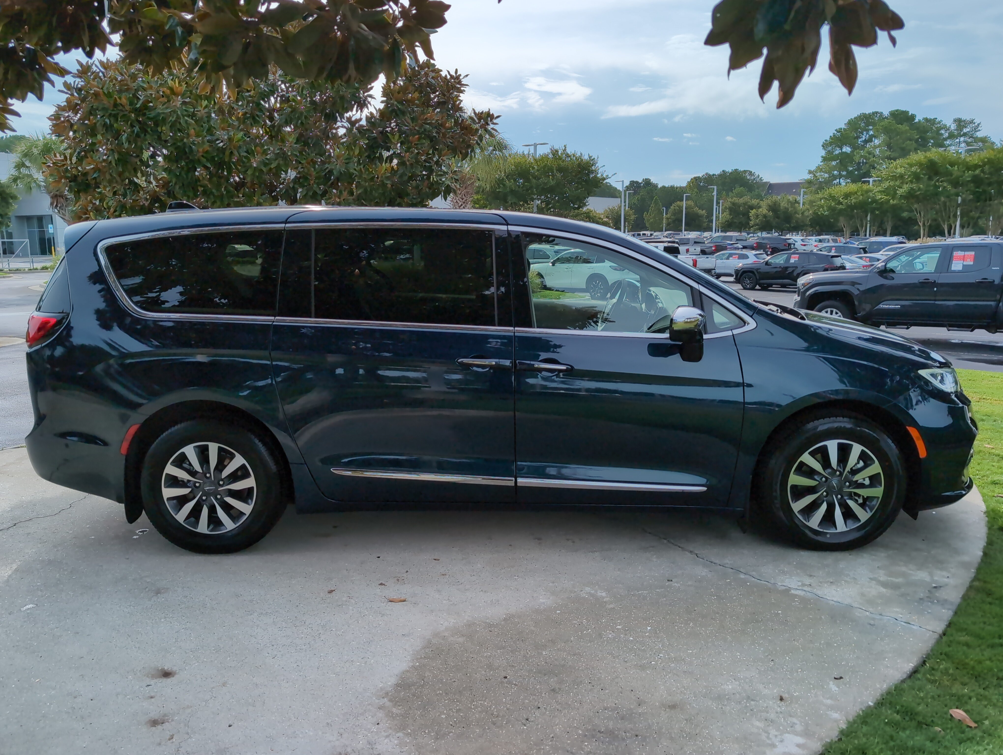 Used 2023 Chrysler Pacifica Limited FWD image 11