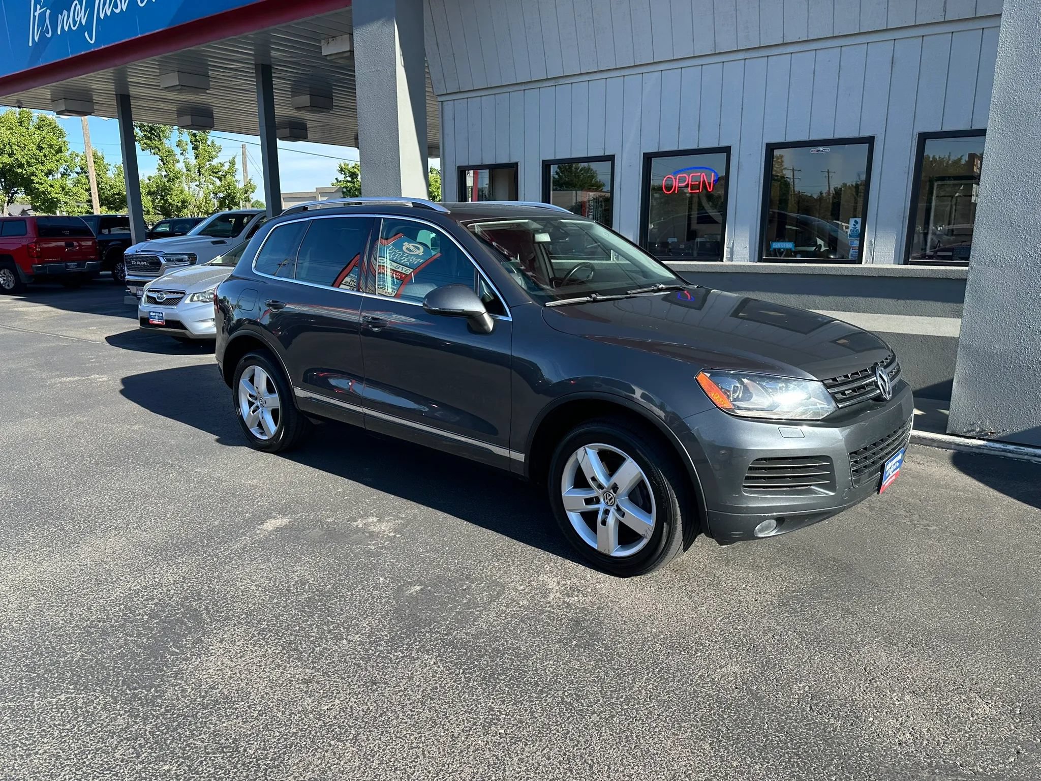 Used 2014 Volkswagen Touareg TDI AWD/4WD image 2