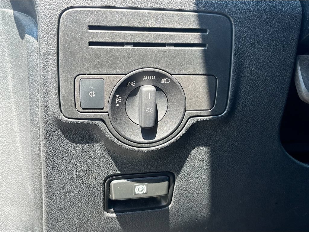 Used 2018 Mercedes-Benz Metris Passenger image 23