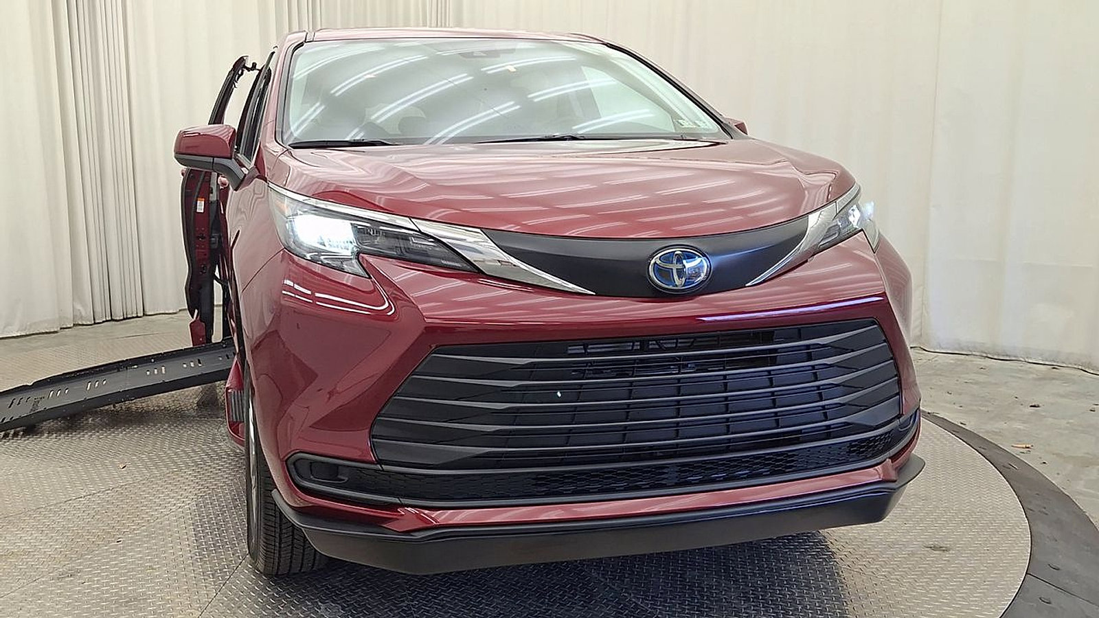 Used 2024 Toyota Sienna LE FWD image 6