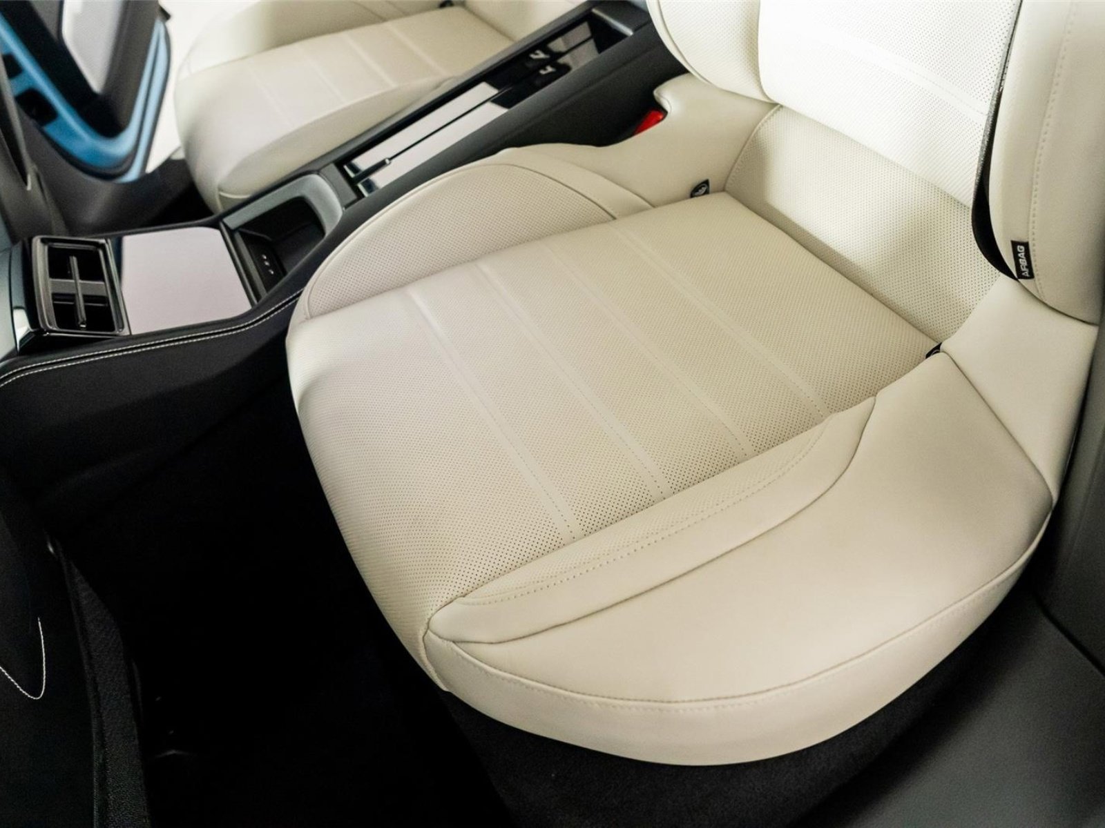 Used 2025 Porsche Panamera 4 w/ Premium Package image 30