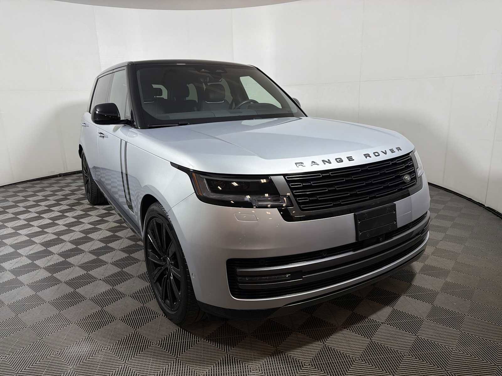 Used 2025 Land Rover Range Rover Long Wheelbase SE image 2