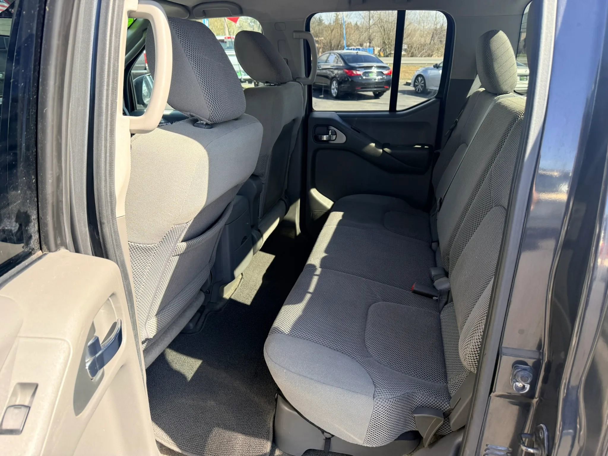 Used 2010 Nissan Frontier SE image 19