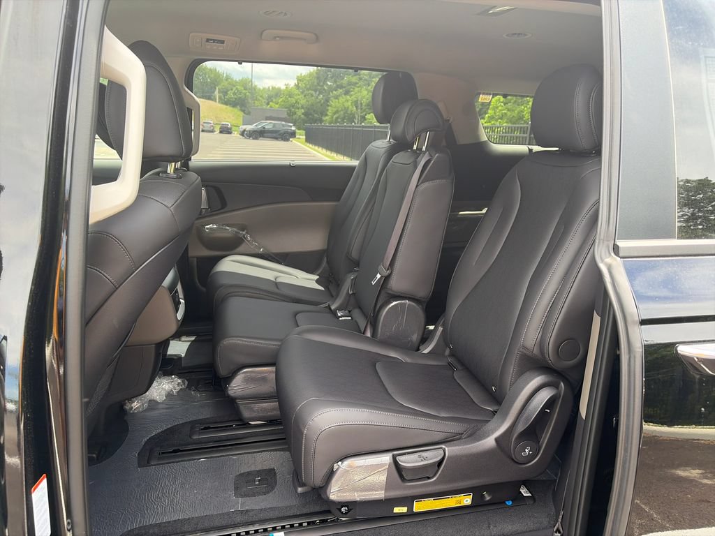 New 2026 Kia Carnival EX FWD image 24