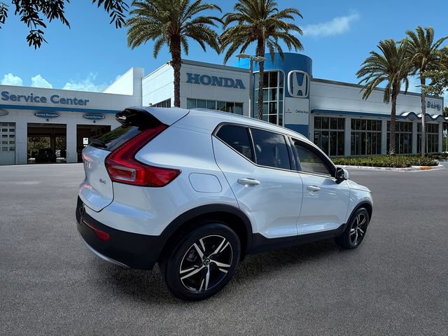 Used 2023 Volvo XC40 B4 Core w/ Convenience Package FWD image 8