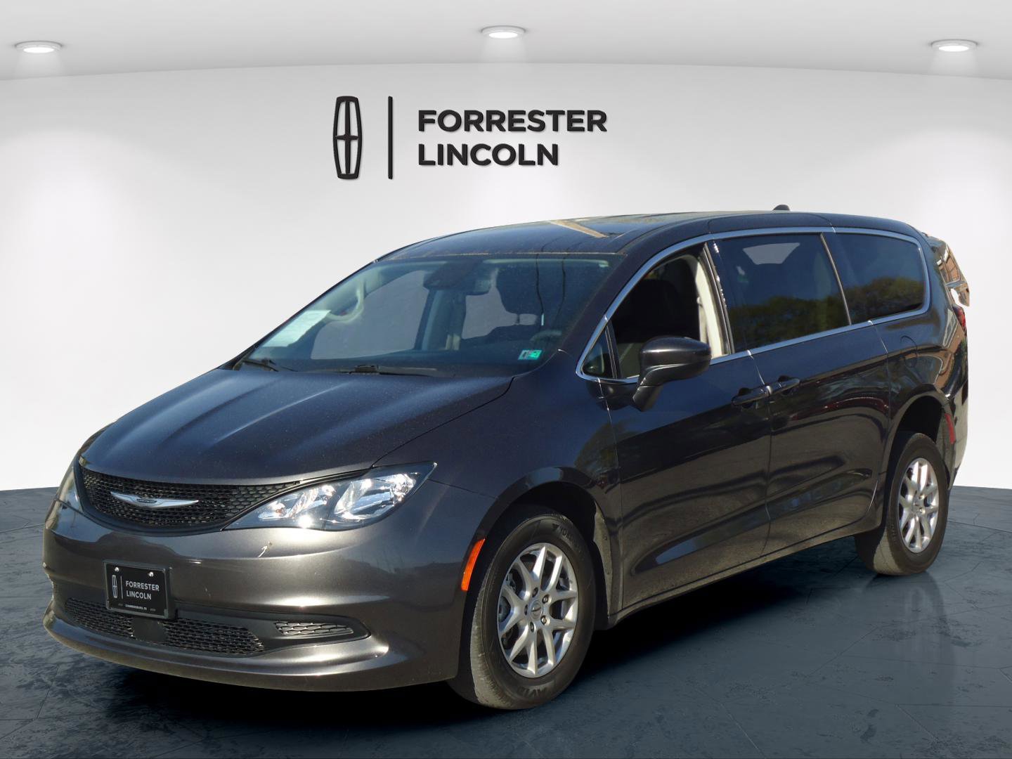 Used 2023 Chrysler Voyager LX image 8