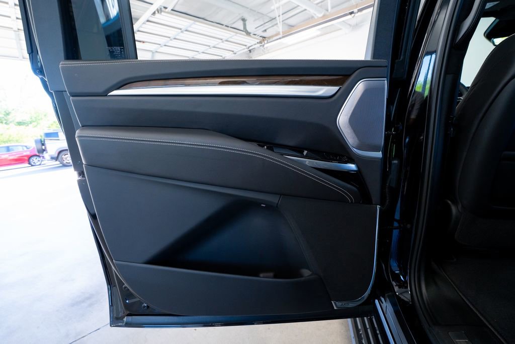 Used 2026 Cadillac Escalade ESV Platinum Sport w/ LPO, ONYX Package image 43