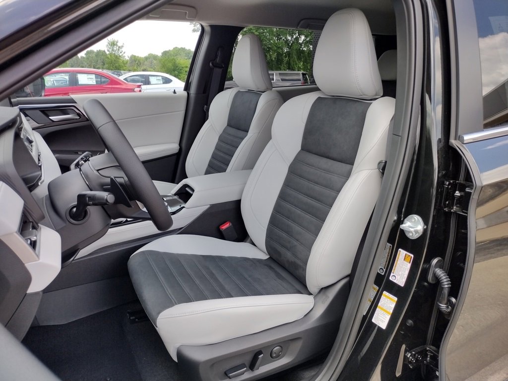 New 2025 Mitsubishi Outlander SE image 2