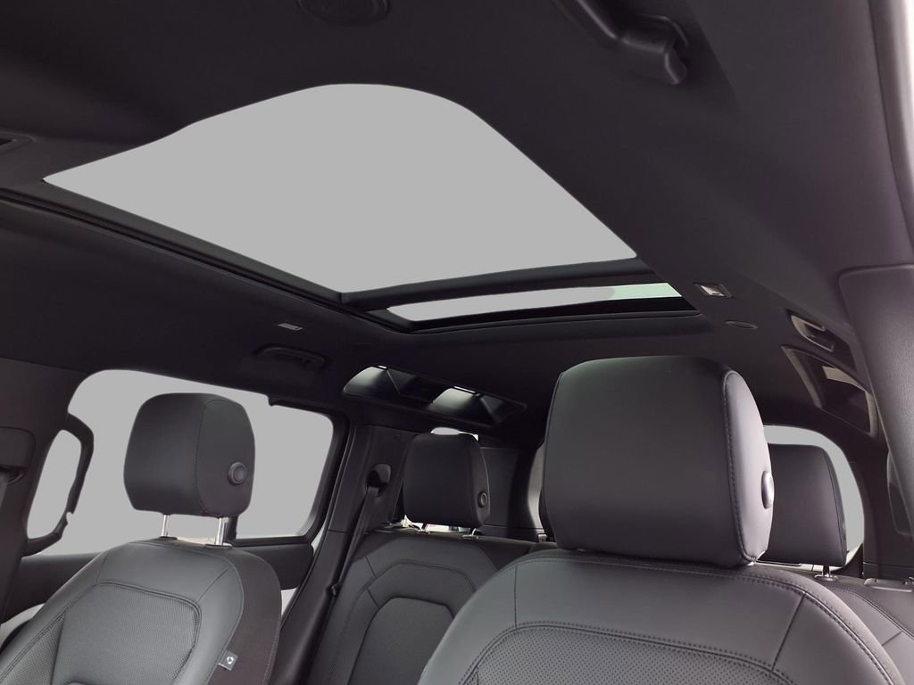 Used 2025 Land Rover Defender 110 S image 24