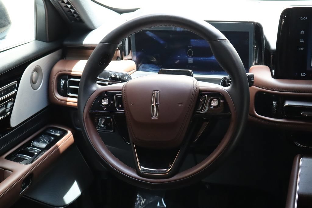 Used 2025 Lincoln Aviator Reserve w/ Equipment Group 201A AWD/4WD image 33
