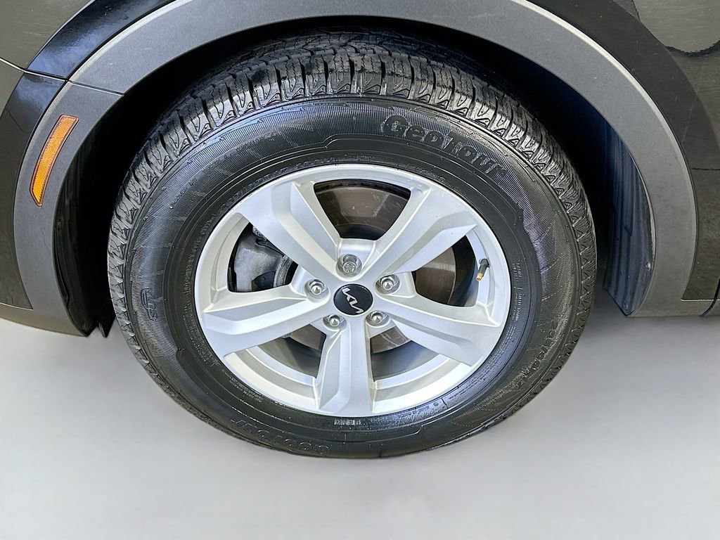 Certified 2024 Kia Sorento LX FWD image 12
