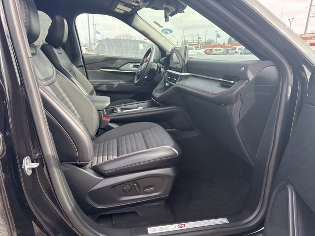 Used 2025 Ford Explorer ST-Line w/ Premium Package image 13