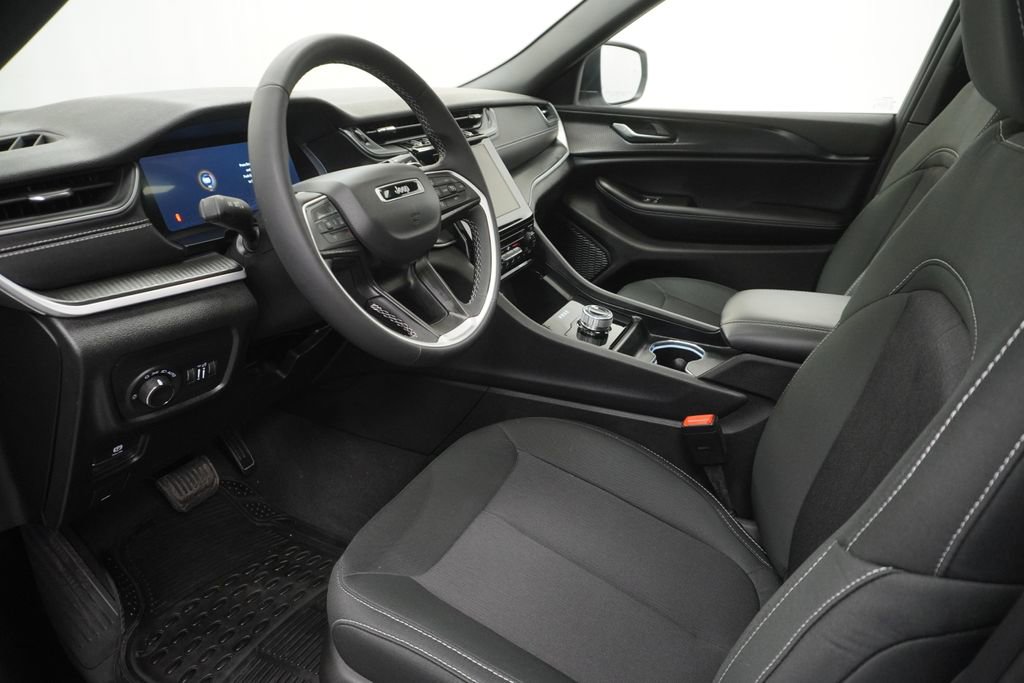 Used 2025 Jeep Grand Cherokee Laredo X AWD/4WD image 17