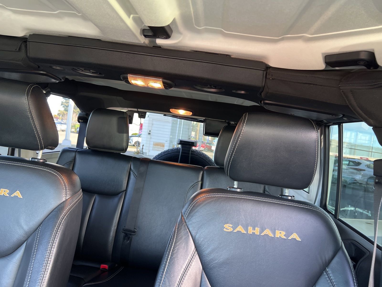 Used 2015 Jeep Wrangler Unlimited Sahara w/ Connectivity Group image 17