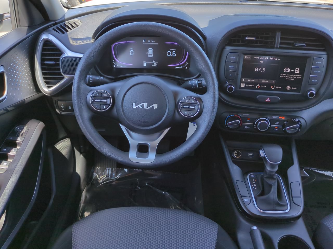 Used 2025 Kia Soul LX w/ LX Technology Package FWD image 16