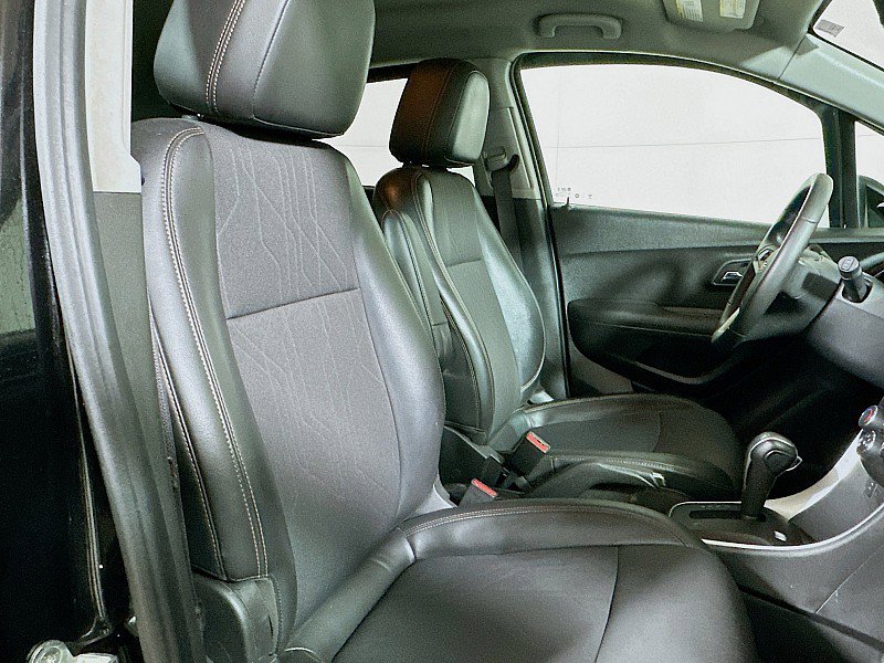 Used 2020 Chevrolet Trax LT w/ LT Convenience Package image 27