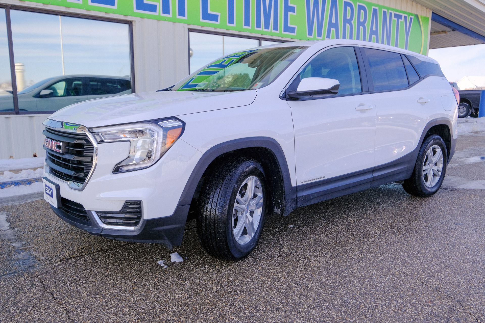 Used 2024 GMC Terrain SLE image 2