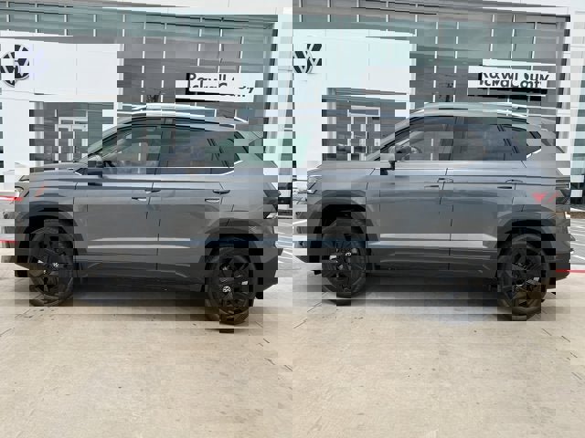 New 2025 Volkswagen Taos SE image 3