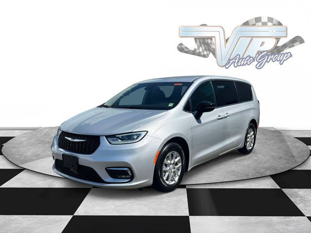 Used 2026 Chrysler Pacifica Select FWD image 2